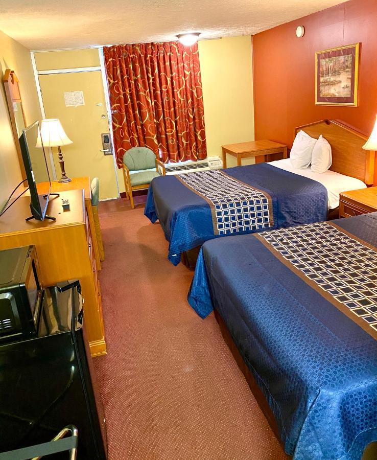 Plaza Motel *