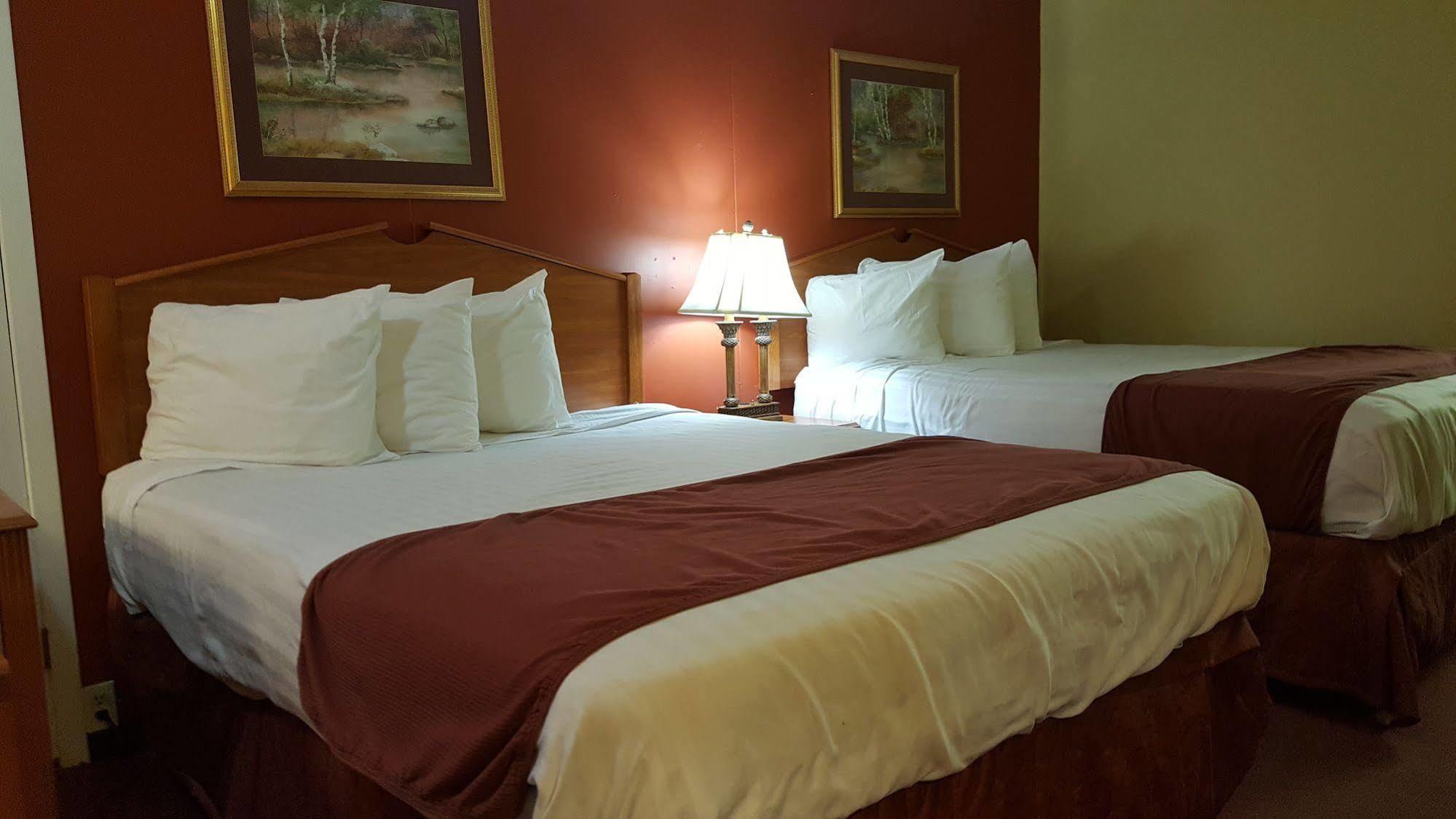 Plaza Motel *
