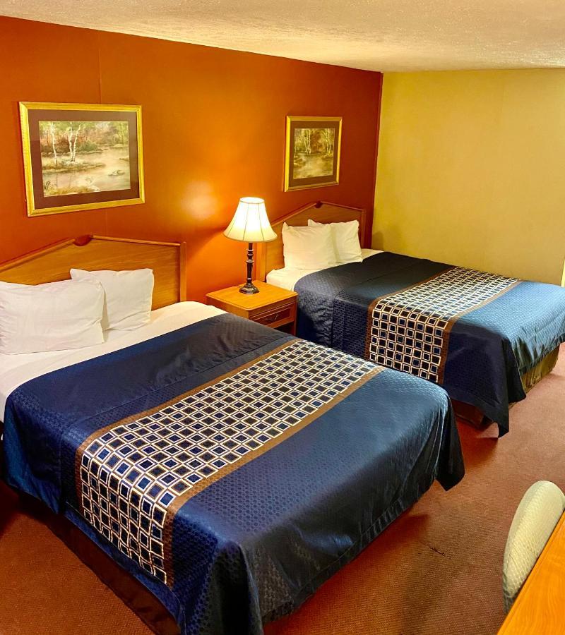 Plaza Motel *